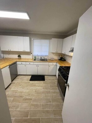 ثلاجة، موقد طهي مسطح، غسالة أطباق، مستلزمات طهي/أطباق/أوعية