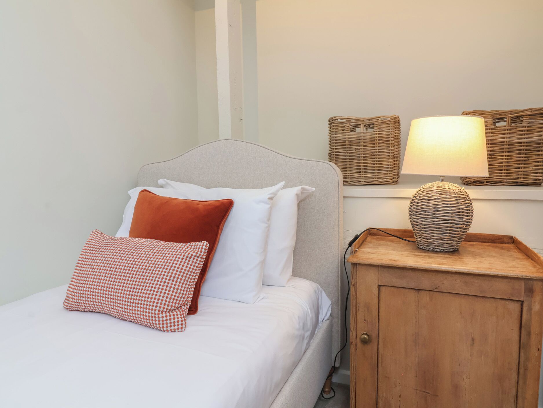 2 dormitoris, decoració individual i mobiliari individual 