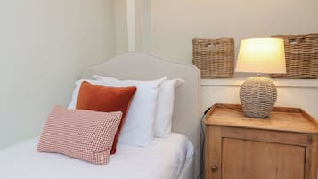 2 dormitoris, decoració individual i mobiliari individual