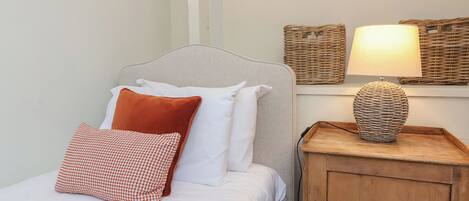 2 Schlafzimmer, individuell dekoriert, individuell eingerichtet