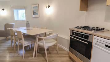 Rentaplats i utensilis de cuina, vaixella i coberteria