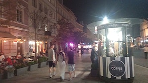 A nighttime urban scene with a coffee kiosk labeled "WATER WODA" and "COFFEE." - Perfect for Old Town, Chopin and Warsaw Universities Visits. Safe, quiet, budget (Warszawa)