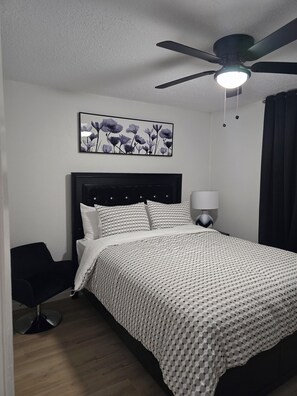 3 عدّة غرف نوم ومكواة/لوح كي وواي فاي وملاءات أسرّة