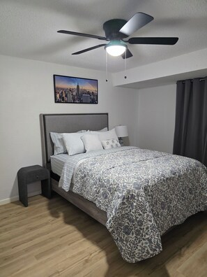 3 عدّة غرف نوم ومكواة/لوح كي وواي فاي وملاءات أسرّة