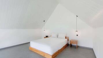 Un dormitorio moderno con un cabecero de madera, una mesita de noche y dos luces fijadas a la pared.