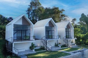 A modern house with three distinct sections, each with a staircase leading to a balcony. - Faro Cabin Kintamani (Bali)