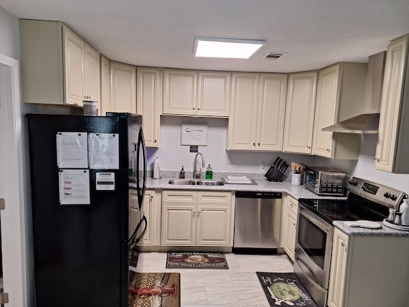 Four Ă micro-ondes, un four, surface de cuisson, lave-vaisselle