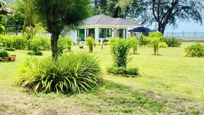 A house with a garden, a lawn, and a fence. - Leelavadee Villa Sea Views (Tha Sala)