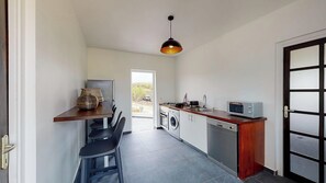 Réfrigérateur, four à micro-ondes, un four, lave-vaisselle