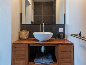 Douche, serviettes fournies