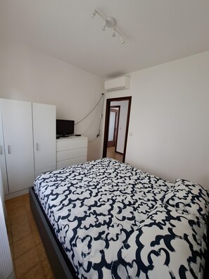 1 habitación, tabla de planchar con plancha, wifi y ropa de cama