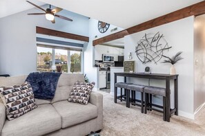 Télévision, cheminée, baby-foot