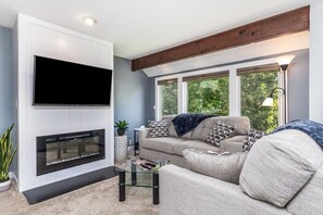 Téléviseur, foyer, table de baby-foot