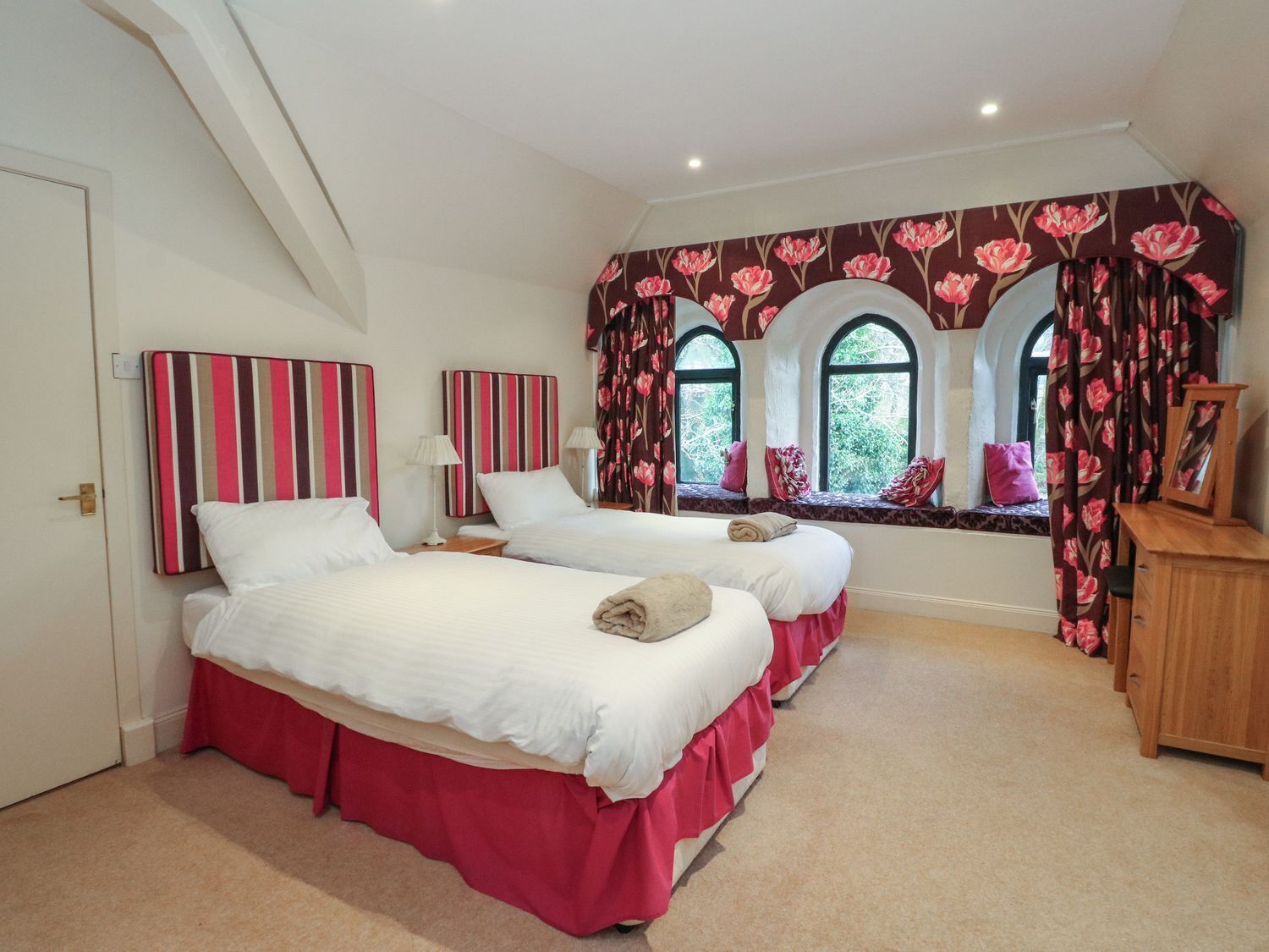 9 عدّة غرف نوم وبديكورات فريدة لكل غرفة وطراز فريد لكل وحدة