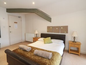 9 bedrooms, individually decorated, individually furnished, free WiFi - Newton Hall (Inveraray)