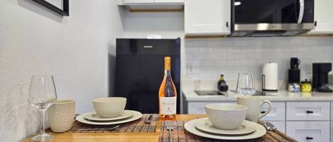 Kühlschrank, Mikrowelle, Herdplatte, Wasserkocher mit Kaffee-/Teezubehör