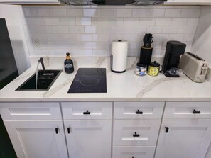 Kühlschrank, Mikrowelle, Herdplatte, Wasserkocher mit Kaffee-/Teezubehör