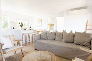 Téléviseur, foyer, livres