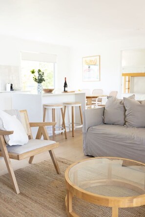 Televisión, chimenea y libros 