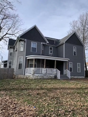 Exterior - The B Flat (Springfield, Missouri)