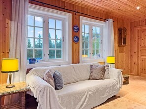 TV, fireplace, stereo