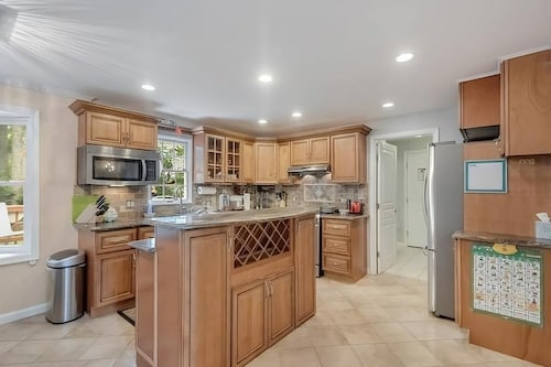 Luxury 5-bedroom, 3.5 baths, furnished.