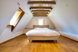 5 bedrooms, iron/ironing board, travel crib, free WiFi