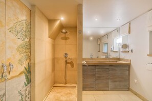 Douche, sèche-cheveux, serviettes fournies