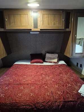 1 bedroom, bed sheets