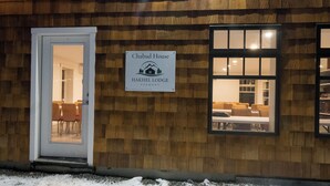 Un bâtiment en bois sur lequel on peut lire l’inscription suivante : « Centre Chabad Hakhel, Vermont ».