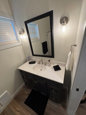 Douche, serviettes fournies, savon, papier de toilette