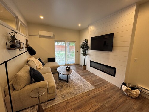 Cozy 1-bed apartment in lovely Rapid City with AC/Heat & large private yard
