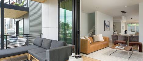 Una televisión, una chimenea