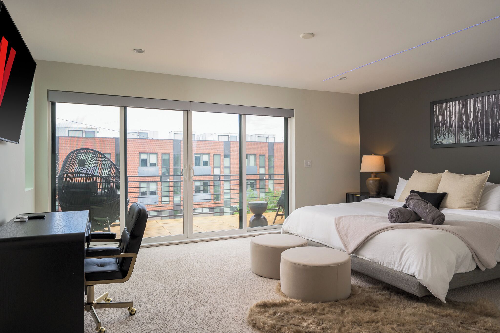 4 多间卧室、熨斗/熨衣板、上网接入、床单