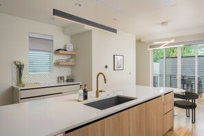 Micro-ondes, four, plaque de cuisson, lave-vaisselle