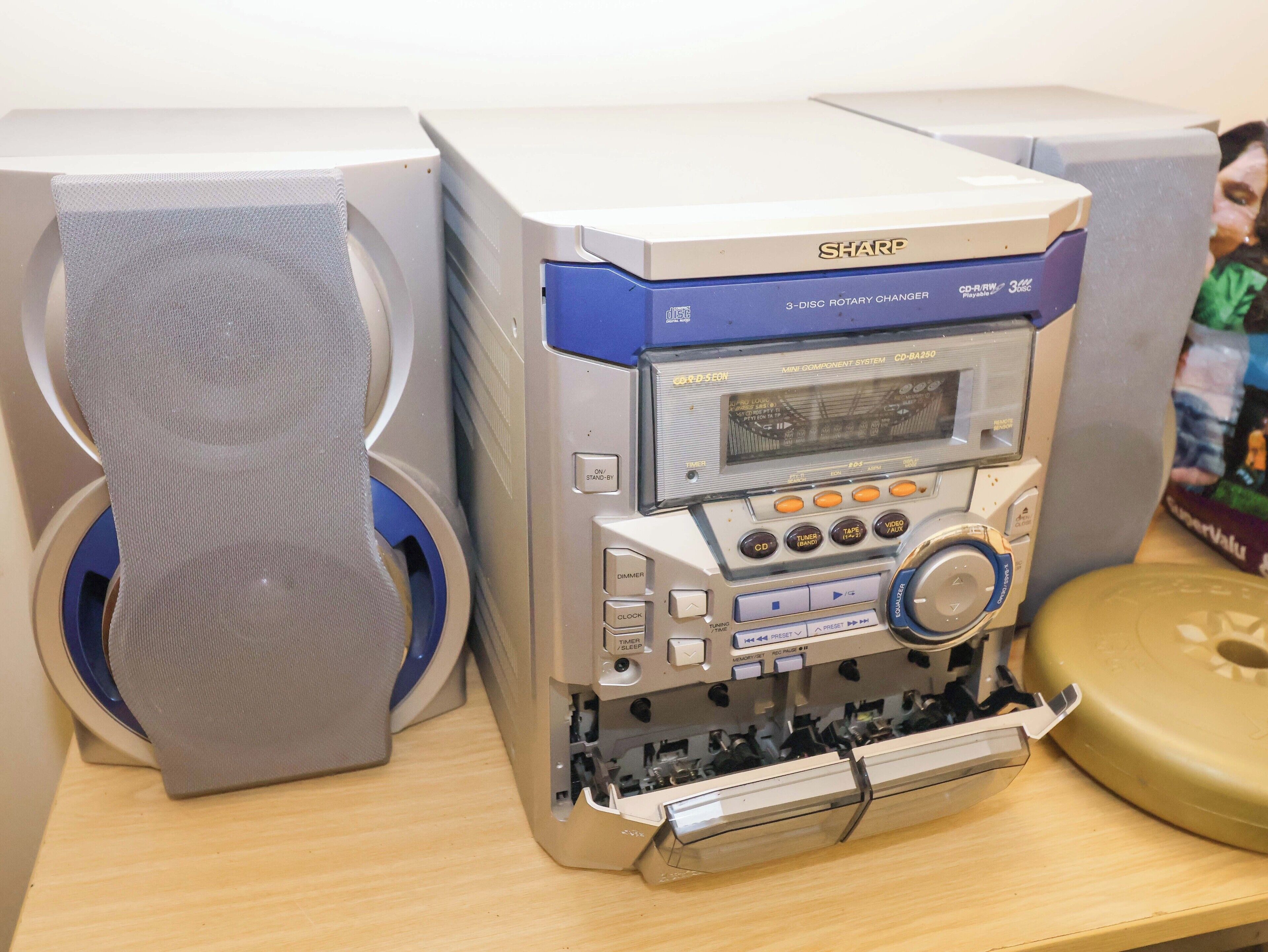 A 3-disc rotary changer with a CD-RW drive, a display screen, and various control buttons.