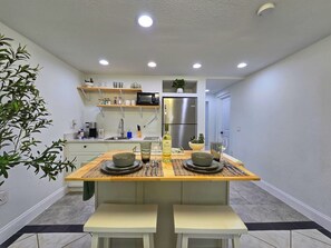 Kühlschrank, Mikrowelle, Herdplatte, Wasserkocher mit Kaffee-/Teezubehör