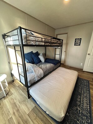 3 Schlafzimmer, Schreibtisch, Reisekinderbett, kostenloses WLAN