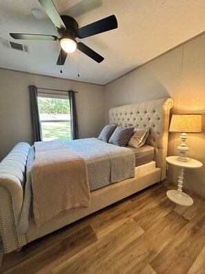 3 عدّة غرف نوم ومكتب وسرير سفر وواي فاي مجانًا