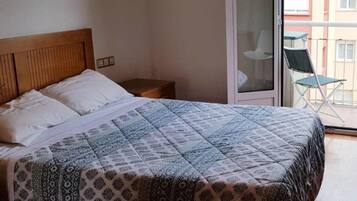 3 slaapkamers, een strijkplank/strijkijzer, internet, beddengoed