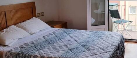 3 slaapkamers, een strijkplank/strijkijzer, internet, beddengoed