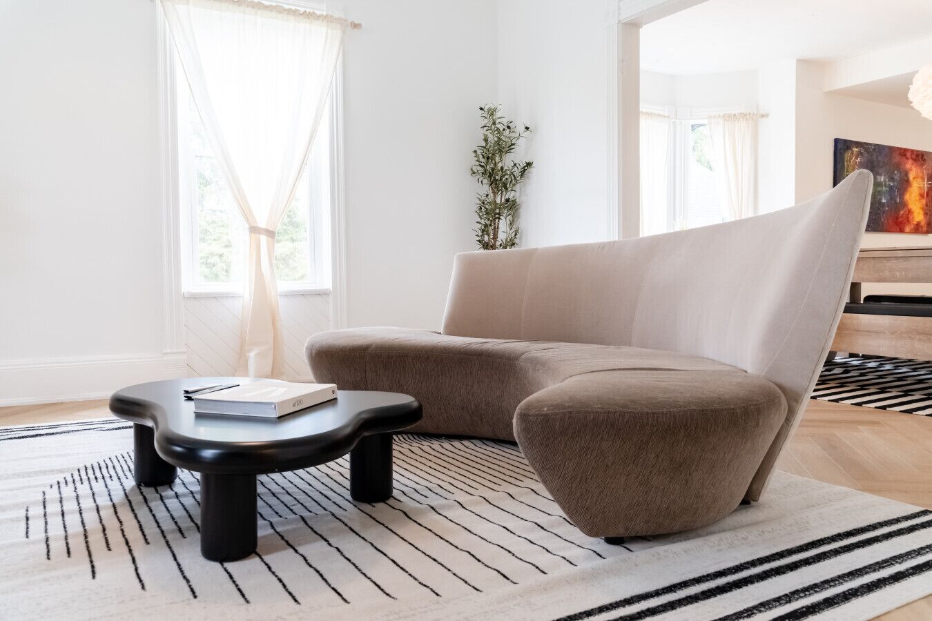 Televisión, chimenea, tenis de mesa y monitor de computadora 