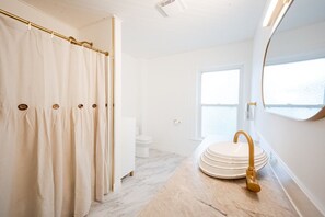 Hair dryer, towels - County Cove: Newly Renovated Century Home (Carrying Place)