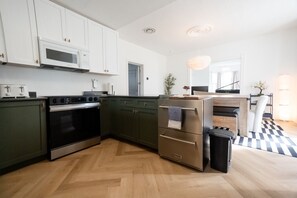 Fridge, microwave, oven, stovetop - County Cove: Newly Renovated Century Home (Carrying Place)