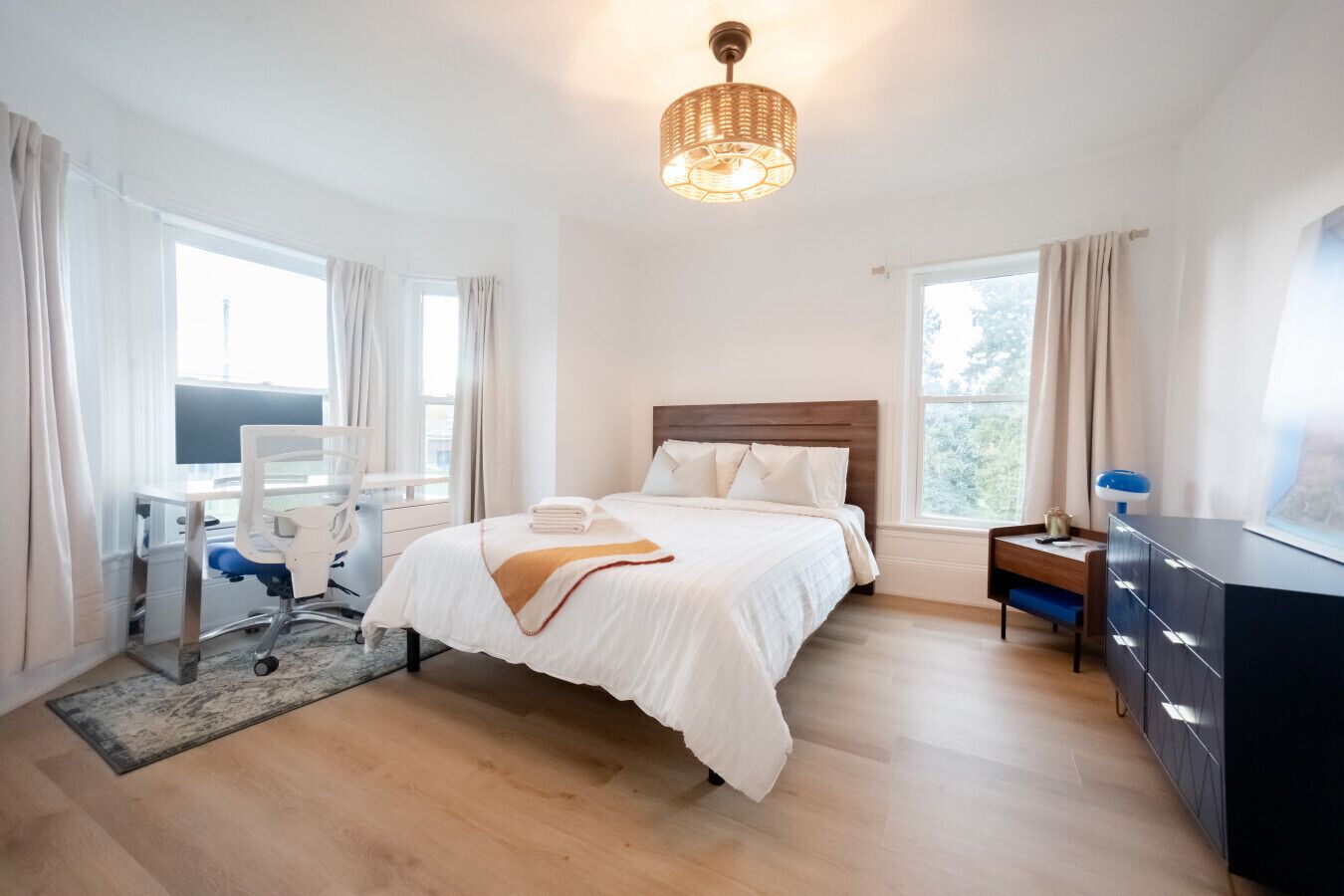 4 slaapkamers, een bureau, een strijkplank/strijkijzer, wifi