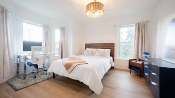 4 bedrooms, desk, iron/ironing board, WiFi