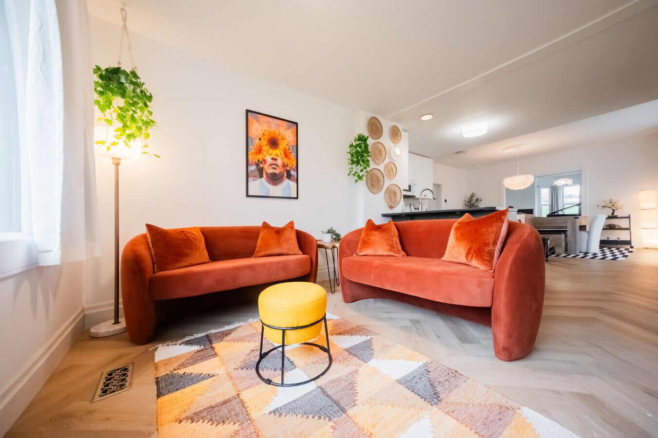 Televisie, een open haard, een tafeltennistafel en een computerscherm