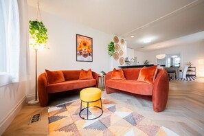 TV, fireplace, table tennis, computer monitors - County Cove: Newly Renovated Century Home (Carrying Place)