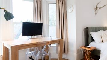 4 bedrooms, desk, iron/ironing board, WiFi