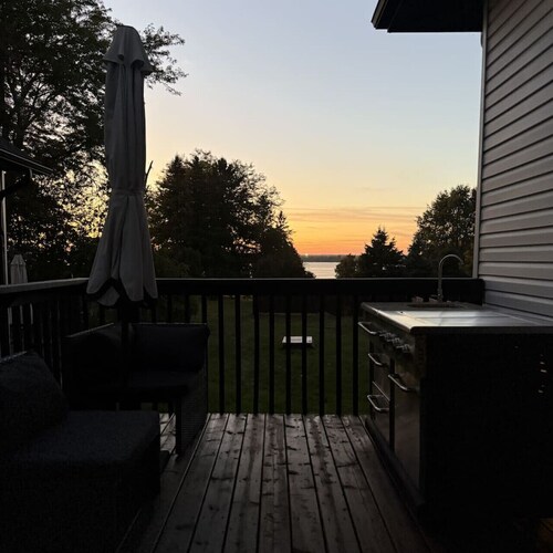 County Cove: Newly Renovated Century Home